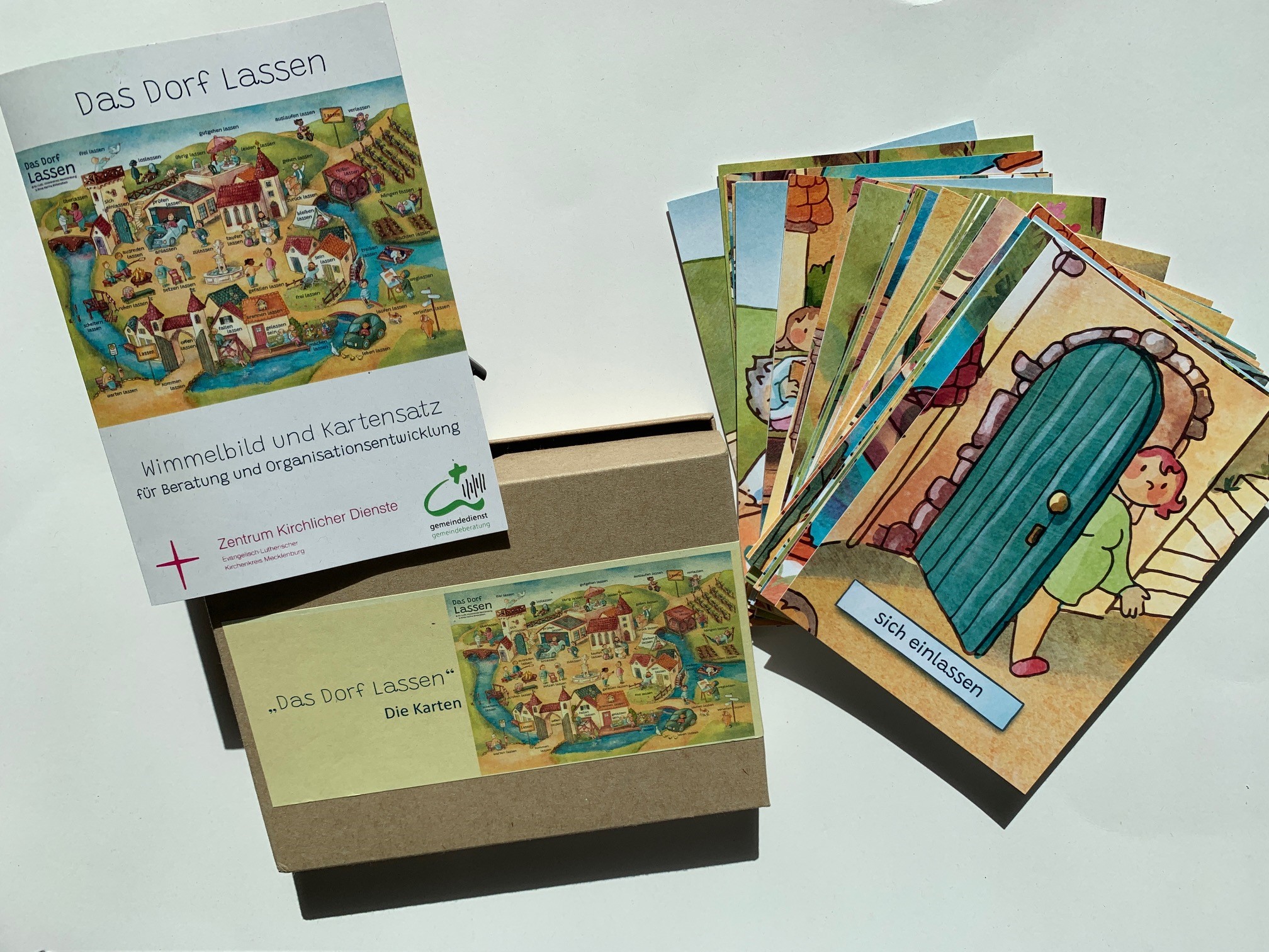 2teiliges Set - Das Dorf Lassen  / Wimmelbild (DIN A1) und Postkartensatz